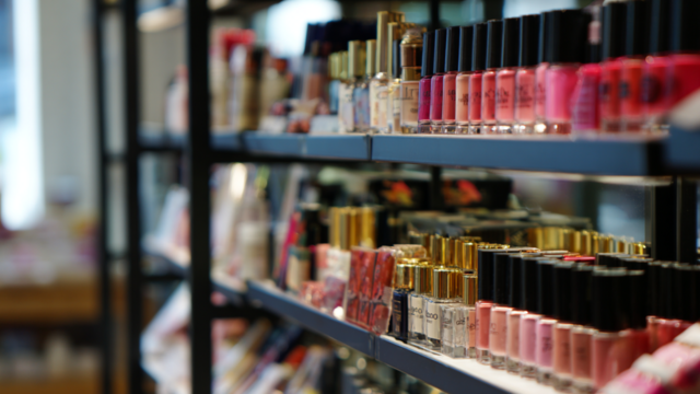 Обязательная «российская полка» — кто и зачем должен выделять витрины под отечественные товары фото